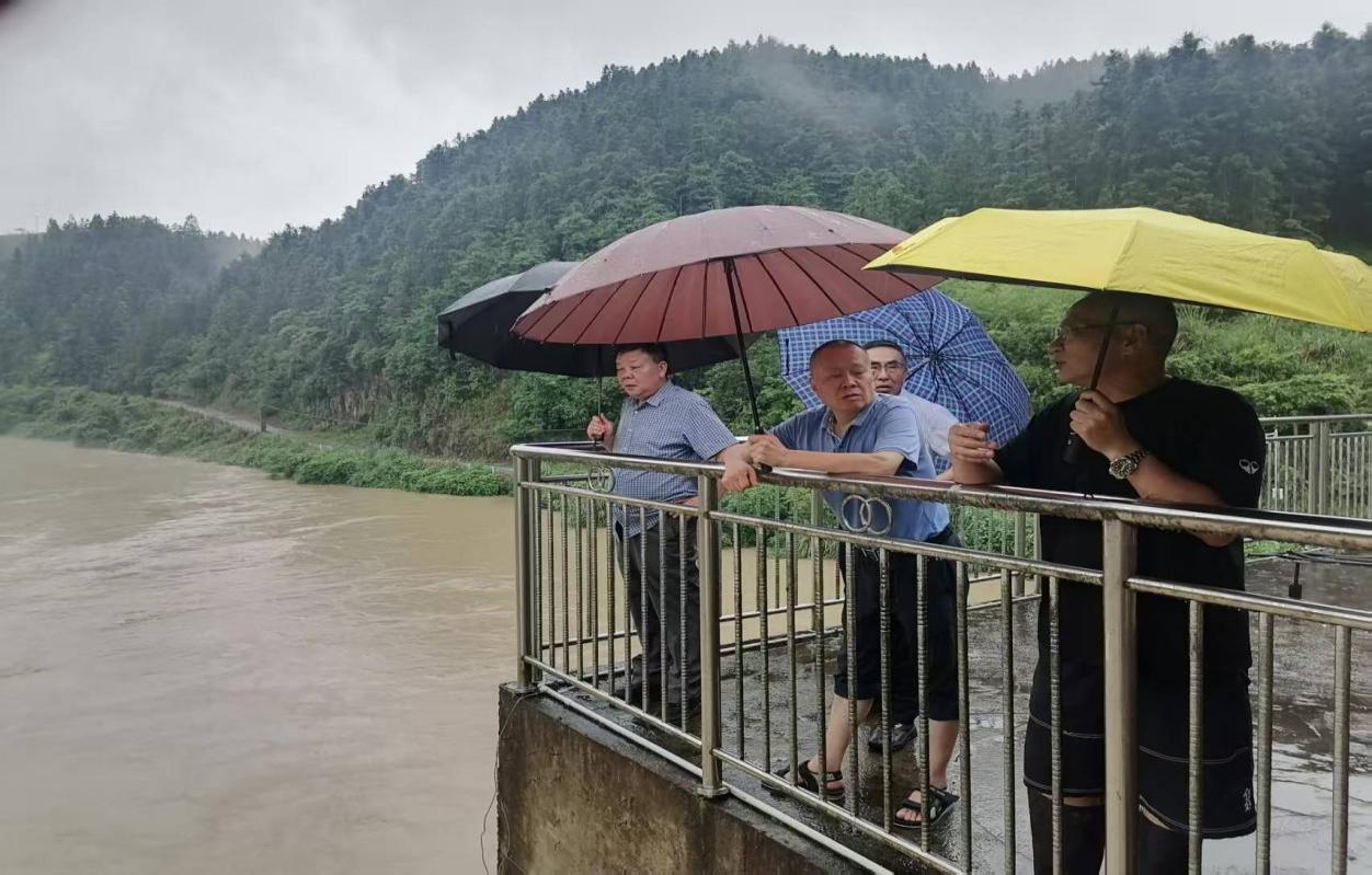 深入抗洪前线指挥，，，起劲应对强降雨天气 －州K8凯发集团集团向导赴天柱县孟碑水电站指导防汛抗洪事情_黔东南州K8凯发集团集团