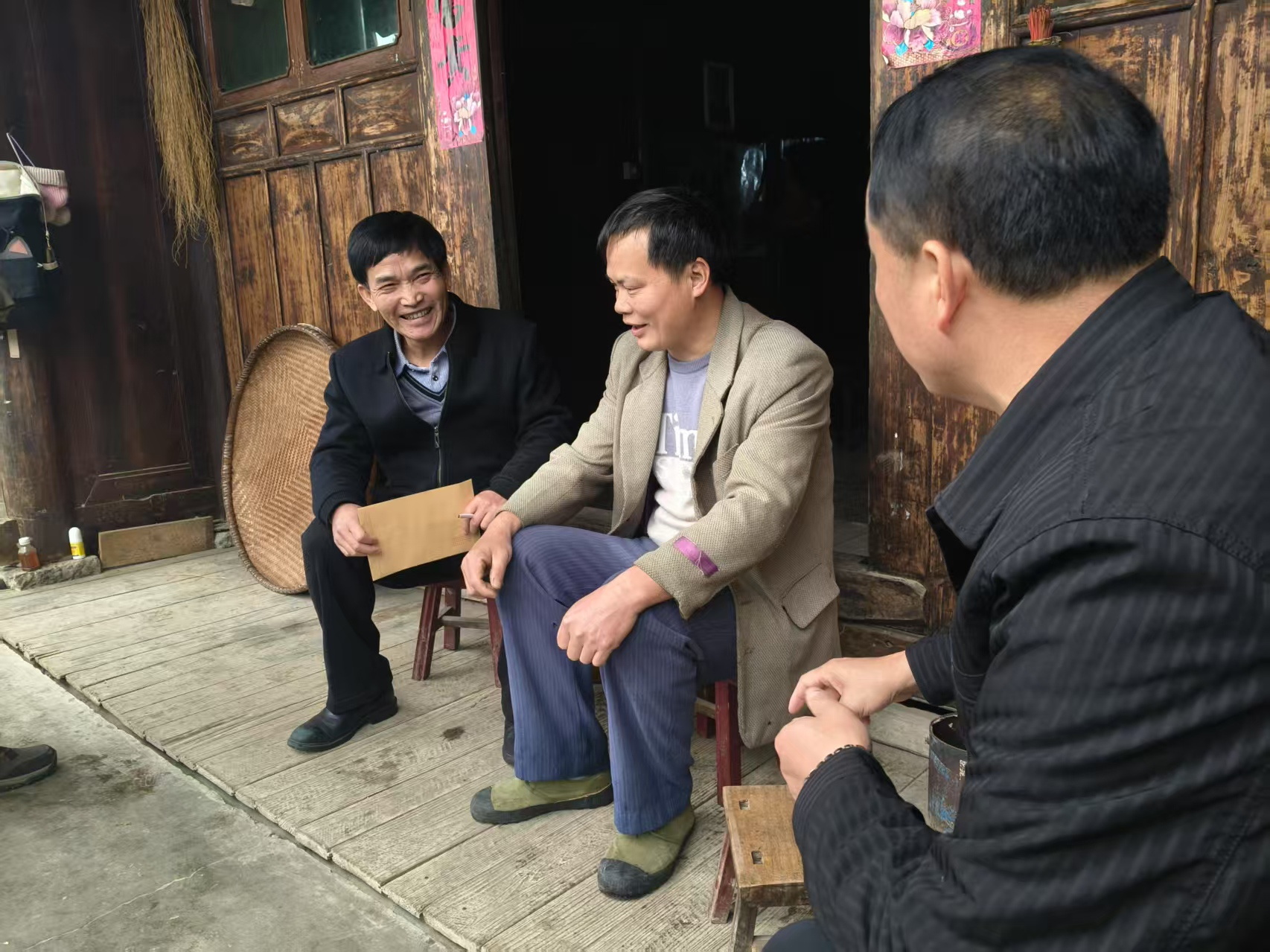节前送温暖  年浓情亦浓_黔东南州K8凯发集团集团