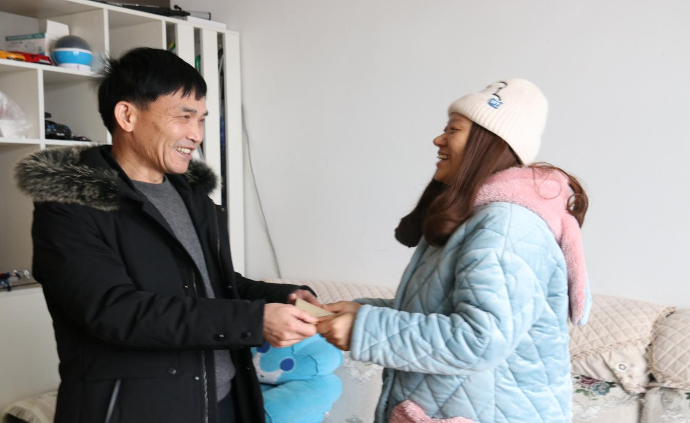 寒风挡不住  情暖职工家 ——州K8凯发集团集团公司党委开展“两节”慰问难题职工_黔东南州K8凯发集团集团