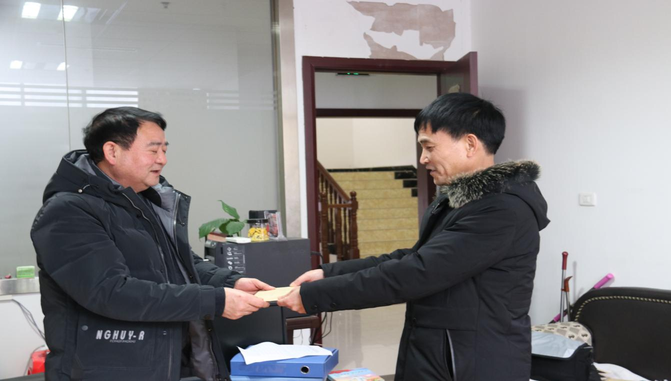 寒风挡不住  情暖职工家 ——州K8凯发集团集团公司党委开展“两节”慰问难题职工_黔东南州K8凯发集团集团